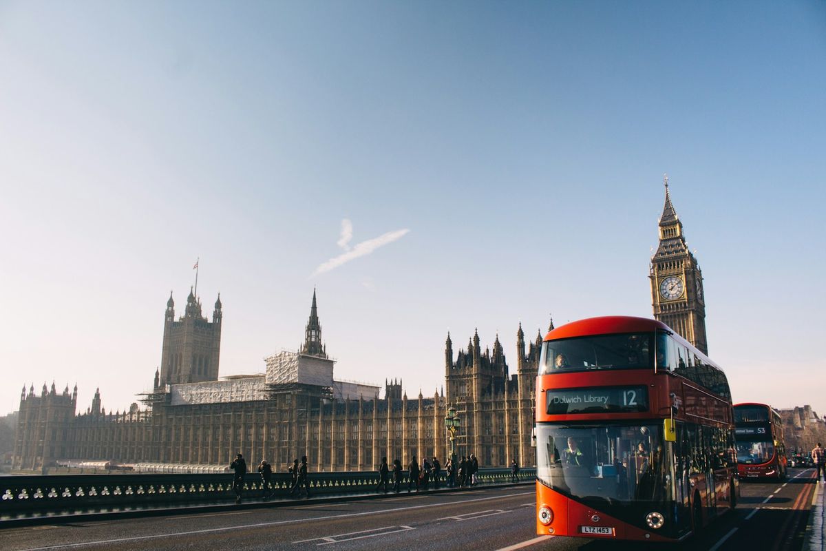 Rød dobbeltdekkerbuss foran Westminster i London