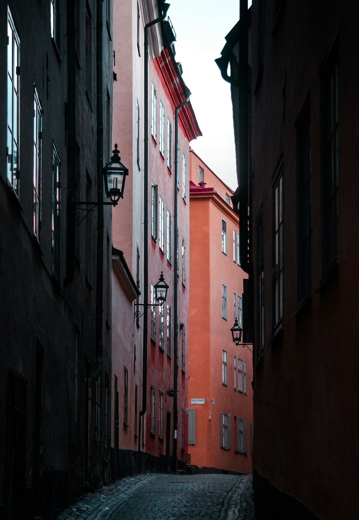 Smal gate med røde hus i Gamla stan i Stockholm