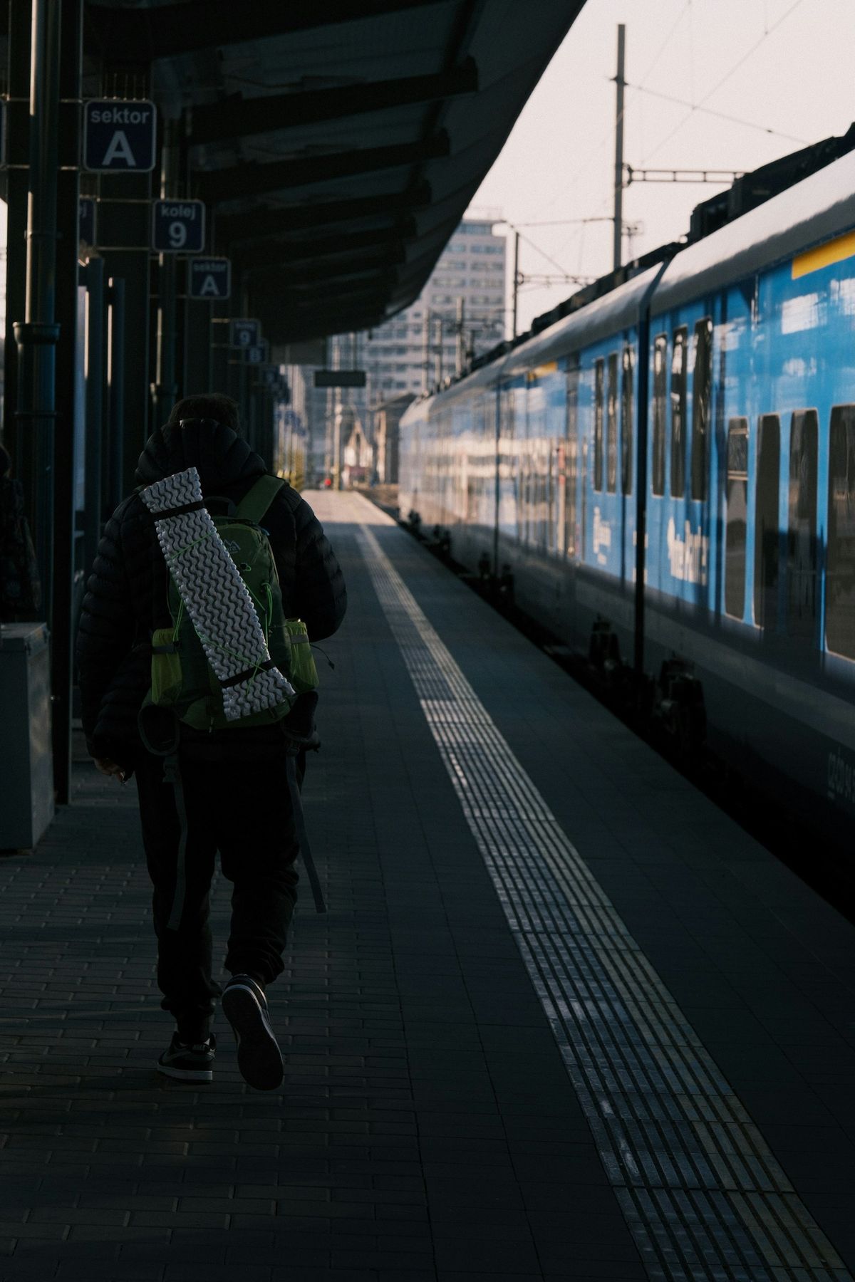 Reisende på togperrong på europeisk stasjon